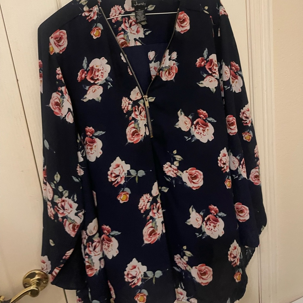 Blue blouse with flowers on it from the brand Justify in size 3x